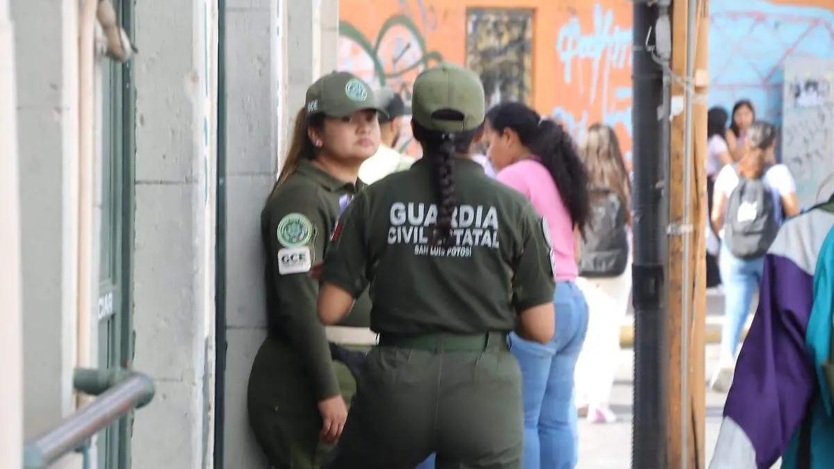 GCE elemento, policía